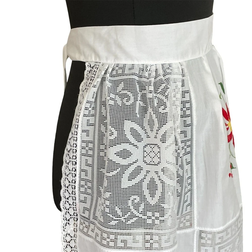 Vintage White Lace Poinsettia Embroidered Apron